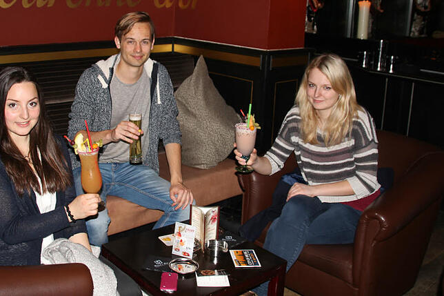 Auf einen Cocktail in Bernd's Bar: Mona Lippisch und Dominik Dose vom SÜDKURIER sowie Anna Lena Ils (von links).