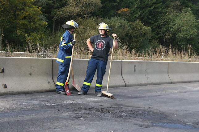 Bild 17: Bilder vom Abtransport des Felsbrockens auf der A81 nach dem Unfall nahe Trossingen