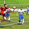 Trikotwechsel: Torjäger Sebastian Schmidt (rotes Trikot) hat den FC RW Weilheim verlassen und stürmt künftig für den Ligarivalen FC ...