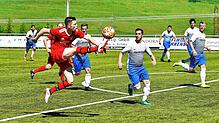Trikotwechsel: Torjäger Sebastian Schmidt (rotes Trikot) hat den FC RW Weilheim verlassen und stürmt künftig für den Ligarivalen FC ...
