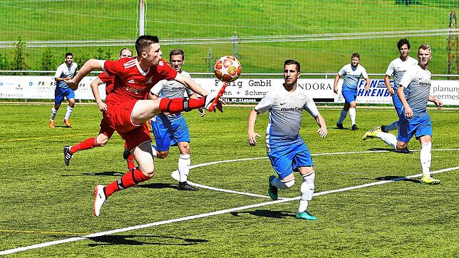 Trikotwechsel: Torjäger Sebastian Schmidt (rotes Trikot) hat den FC RW Weilheim verlassen und stürmt künftig für den Ligarivalen FC ...