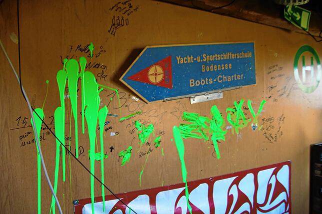 Grüne Farbschmierereien im Espasinger Jugendtreff.