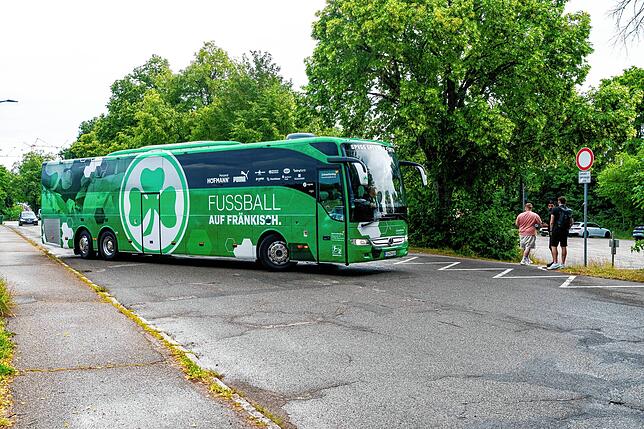 Eintreffen des SpVgg Greuther Fürth vor der Fußball-Arena.