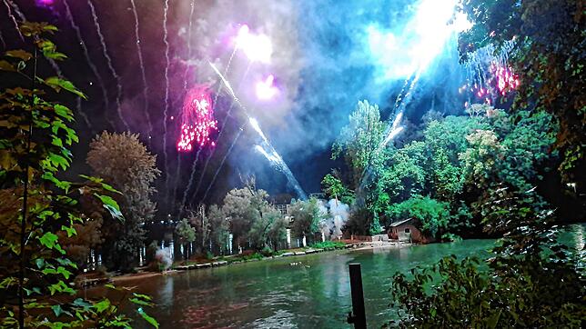 Das Feuerwerk mit Musik lässt auch das Inseli erstrahlen.