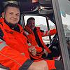 Notfallsanitäter Karim Labidi (vorne) und Rettungssanitäter Stephan Stengele an ihrem Arbeitsplatz und Drehort: dem Rettungswagen.