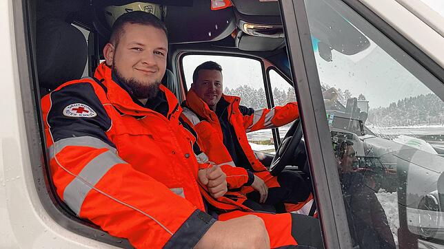 Notfallsanitäter Karim Labidi (vorne) und Rettungssanitäter Stephan Stengele an ihrem Arbeitsplatz und Drehort: dem Rettungswagen.