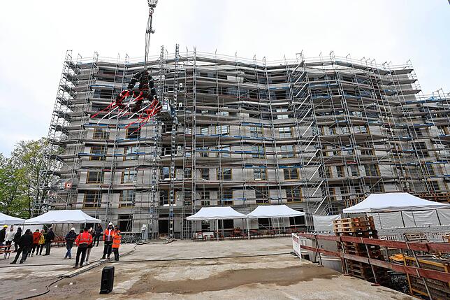 Die Fassade zum Innenhof des Gebäude D auf der Baustelle Weiherhof Nord hat einen Wellenschliff. Das achtstöckige Haus dient auch als ...