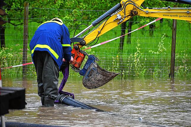 Der Bagger wird gebraucht, um unter Wasser eine Kuhle für die Pumpe auszuheben, damit sie richtig arbeiten kann.