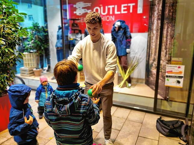 Der Jongleur Moritz Rosner war bereits öfters in Markdorf, hier beim Kindertheater-Festival im vergangenen Jahr im Oktober. Bei Markdorf ...