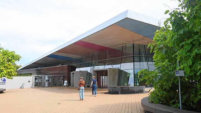 Der Eingangsbereich der Therme: Wer hier Eintritt zahlt, kann derzeit ausnahmsweise das Schwimmerbecken des Freibads mitnutzen.