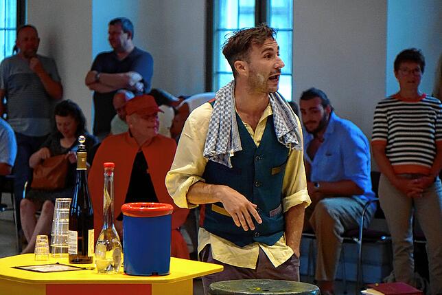 Die Aufführung ist in den Festsaal im Schloss verlegt worden. Diese Szene zeigt den Schauspieler Jens Lamprecht, der den Narr ...