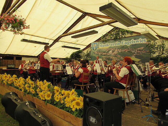 Bild 14: Bilder: Heißes Sommerfest in Engelswies mit Blaskapelle Peng