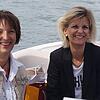 Auf einer Bootstour auf dem Rhein: Christine Trautwein-Domschat (links) und Verkehrsexpertin Daniela Ludwig.