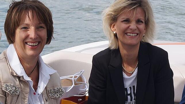 Auf einer Bootstour auf dem Rhein: Christine Trautwein-Domschat (links) und Verkehrsexpertin Daniela Ludwig.