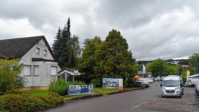 In Jestetten werden der ehemalige Nachtclub &bdquo;Red Rose&ldquo; und die Gebäude des Unternehmens Melzer komplett abgerissen, damit ...