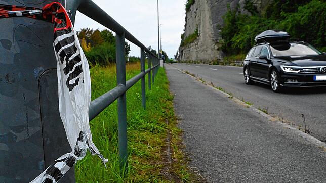 Die Barriere ist weg, das Absperrband ist nicht mehr über die Straße gespannt und flattert im Wind. Seit... ist die Bahnhofsstraße ...