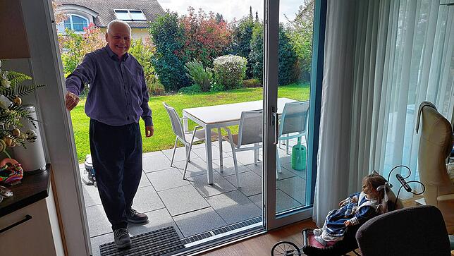 Harry Fuchs kann fast schwellenlos auf seine Terrasse und in den Garten gelangen.