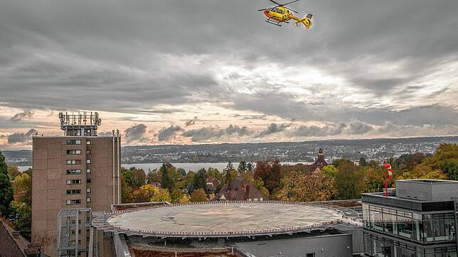 Ein Rettungshubschrauber über dem Konstanzer Klinikum: Die finanzielle Lage im Gesundheitsverbund des Landkreises ist besorgniserregend, ...