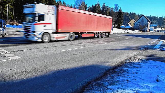 Die Bundesstraße 33, hier der Bereich Schorenkreuzung, wird zwischen Mönchweiler und Peterzell auf einer Gesamtlänge von rund vier ...