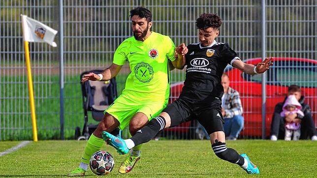 Der TSV Singen (links Faysel Kayantas), hier in der Partie gegen den SV Mühlhausen (Adrian Neziri) kann mit einem Sieg am Wochenende die ...
