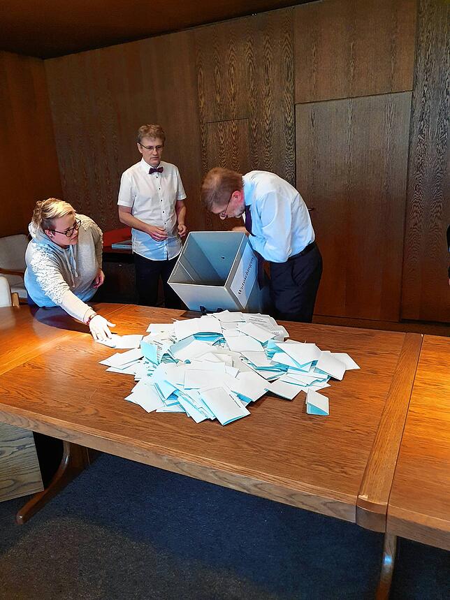 Die Urne aus Wutöschingen wird im Sitzungssaal von Wahlvorstand Georg Eble geleert