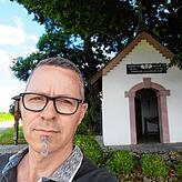 Konrad Leber vor dem Baltersweiler Käppele dem Hausberg der Gemeinde Dettighofen mit einer wunderschönen Aussicht in die benachbarte ...