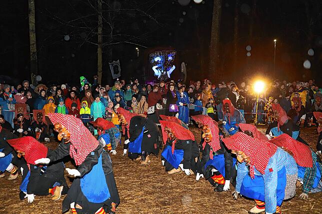 Bild 8: Schneeschreck und Riedhexen tanzen am Feuer &ndash; Alle Bilder vom Fasnachtsauftakt in Wollmatingen