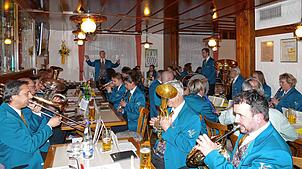 Mit flotten Weisen eröffnen die Stettener Feuerwehrkapelle im Gasthaus Krone in Frohnstetten ihre Hauptversammlung. Anschließend können ...
