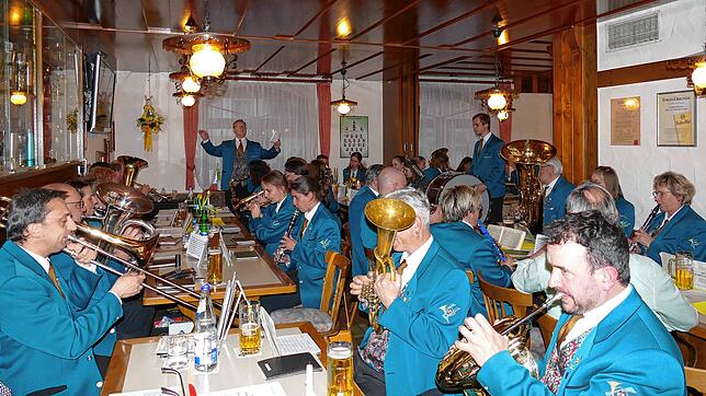 Mit flotten Weisen eröffnen die Stettener Feuerwehrkapelle im Gasthaus Krone in Frohnstetten ihre Hauptversammlung. Anschließend können ...