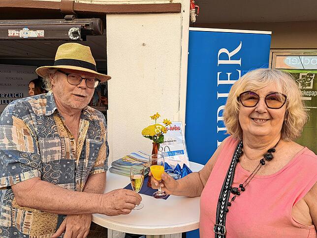 Bild 8: Gute Gespräche und Erfrischendes: SÜDKURIER bewirtet beim Städtle-Apéro in Tiengen