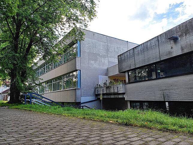 Das Schulgebäude (links) mit dem Gang zur Kapitän-Romer-Halle (rechts).