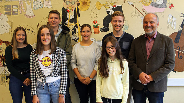 Die Klassenvertreter der Realschule haben Schulsprecher und Verbindungslehrer gewählt: Von links Madeleine Weber, Lorena Hensler, Jonas ...