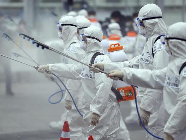 Angst vor dem Coronavirus Soldaten der südkoreanischen Armee versprühen Desinfektionsmittel. Die Zahl der Infektionsfälle in Südkorea ist binnen 24 Stunden um ...