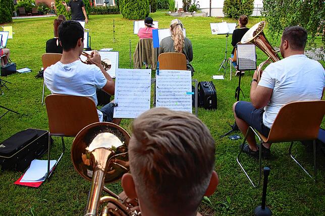 Bild 3: Die erste Musikprobe nach dem Lockdown im privaten Garten des früheren Ortsvorstehers