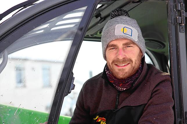 Im Führerhaus sitzt Simon Feucht. Er hat bereits 15 große Schaufelladungen Schnee von der Straße befördert...