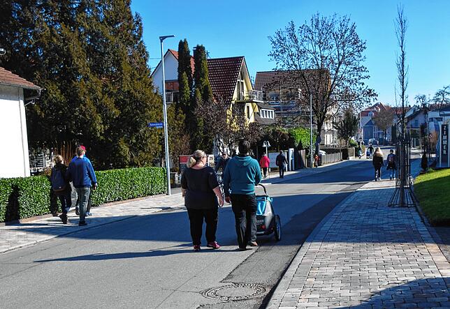 Viele Leute laufen die teilweise gesperrte Kaiserpfalzstraße in Richtung Ufer.