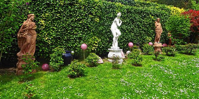 Überall im &bdquo;Garten der Aphrodite&ldquo; finden sich große Statuen.