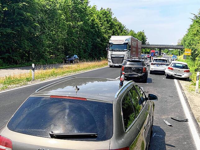 Der Verkehr wird blockweise an der Unfallstelle vorbeigeleitet.