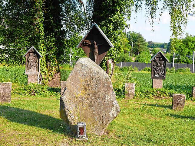 Kulturdenkmal auf dem Anstaltsfriedhof. Der Gedenkstein „Den Opfern von Krieg und Gewalt“ wurde 1988 als Ergebnis einer ...