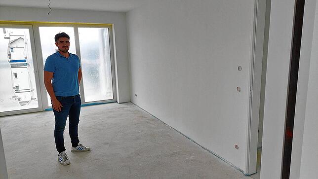 (Archivfoto) Bauleiter Mateo Cifuentes steht beim Richtfest im Juni 2024 in einer der neuen Wohnungen von Haus D an der Steinstraße. ...