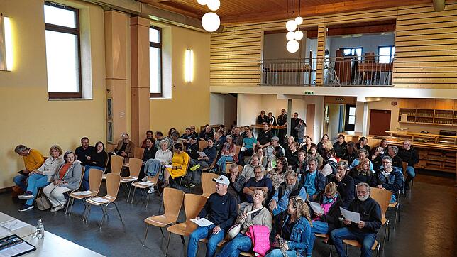 Etwa 70 Hottinger, dazu Bürger aus der übrigen Gemeinde und Gemeinderäte waren zum Informationsabend in die Vereinshalle Hottingen gekommen.