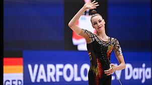 Darja Varfolomeev winkt erleichtert ins Publikum.