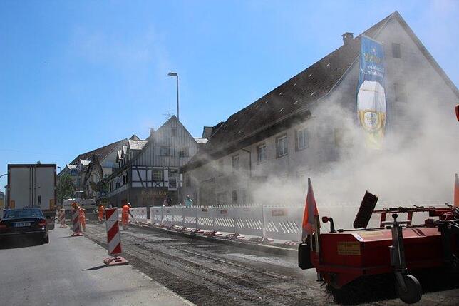 Während die einen in Schnetzenhausen und Kluftern im Stau standen, arbeiteten die anderen auf der B¦31 in Fischbach auf Hochtouren. „Es ...
