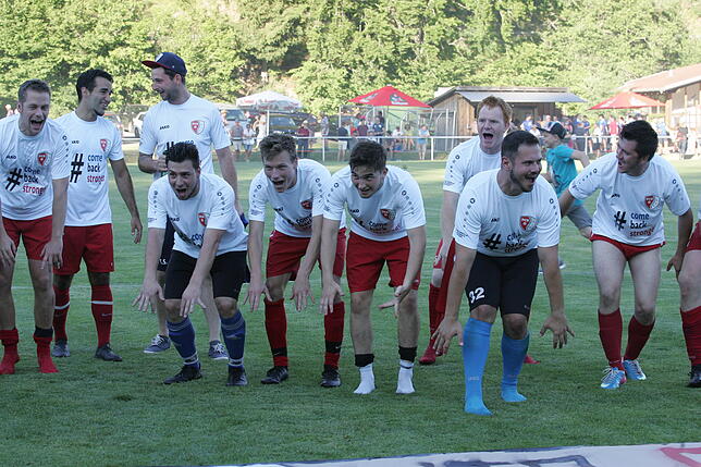 Bild 4: Der FC Schlüchttal feiert einen 5:2-Sieg gegen den TuS Lörrach-Stetten und den Bezirksliga-Aufstieg &ndash; wir haben die Bilder!