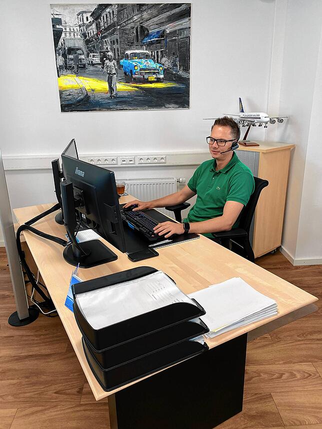 Claus Braunschweig, Geschäftsführer des Ticket-Shops, in seinem Büro.