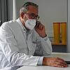 Pneumologe Hinrich Bremer spricht in der Schwarzwald-Baar-Klinik in Donaueschingen mit einem Kollegen am Telefon.