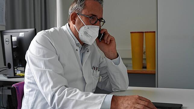 Pneumologe Hinrich Bremer spricht in der Schwarzwald-Baar-Klinik in Donaueschingen mit einem Kollegen am Telefon.