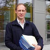 Carsten Heinichen, Abteilungsleiter Oberstufe der Konstanzer Gemeinschaftsschule Gebhard, hat die gerade abgegebenen Deutsch-Klausuren ...