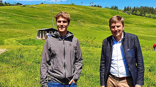 Geschäftsführer Julian Probst und Liftverbunds-Vorsitzender Johannes Albrecht freuen sich über einen Rekord-Winter am Feldberg und ...