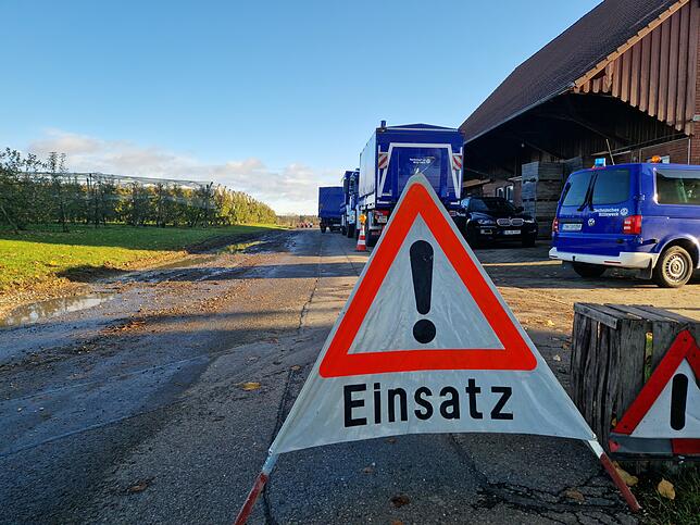 Die Straße nach Appenweiler ist am Mittwoch gesperrt, überall stehen schwere Fahrzeuge des THW.